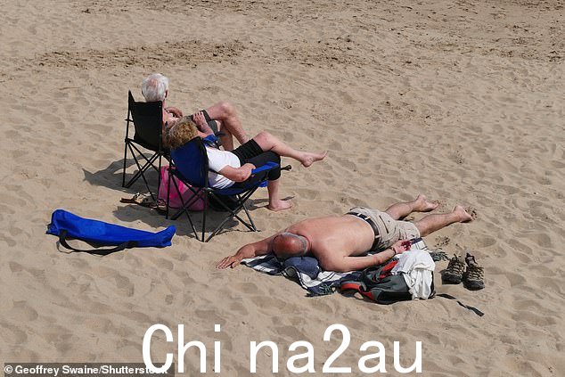 SWANAGE:英国人今天在多塞特郡晒日光浴,因为英国天气晴朗