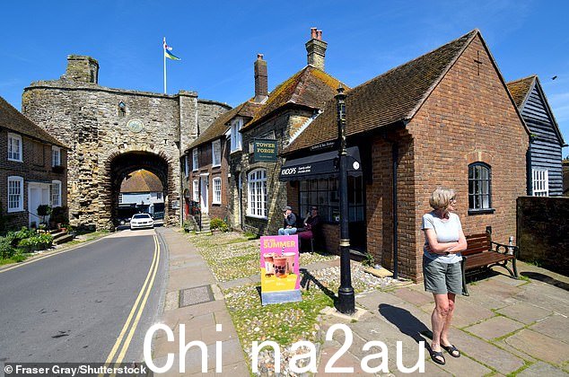 SUSSEX:当地人今天在东萨塞克斯拉伊镇享受阳光明媚的天气