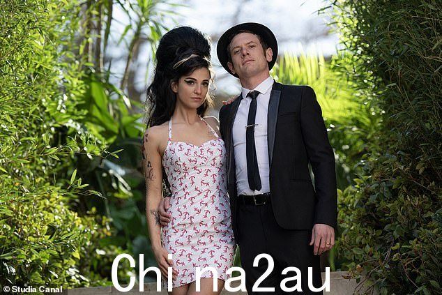 虽然玛丽莎和她的男朋友享受了一次甜蜜的郊游,但她的最新电影《重返黑色》却受到了影评人的差评(玛丽莎与杰克·奥康奈尔合影,饰演布莱克·菲尔德-民事)