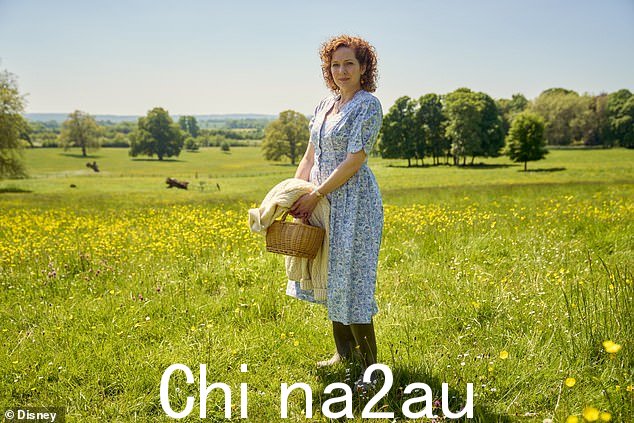 相比之下,凯瑟琳·帕金森 (Katherine Parkinson) 穿着碎花背心裙和雨靴站在花丛中,饰演莉齐·维里克 (Lizzie Vereker),一位浪漫小说家,生活中明显缺乏浪漫