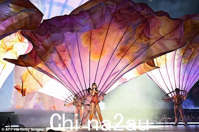 泰勒穿着新的连体衣,唱着她 2012 年的热门歌曲《We Are Never Ever Getting Back Together and I Knew You Were Trouble》 class=