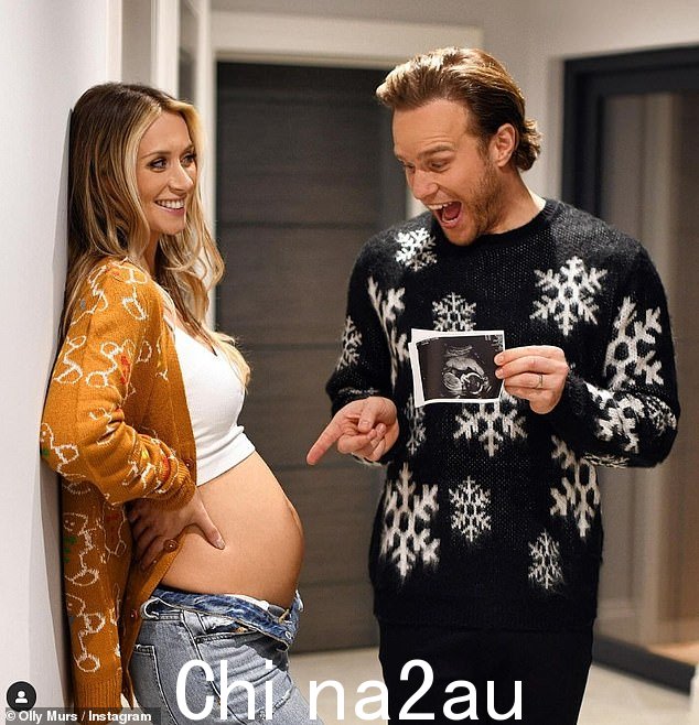 Olly 和 Amelia 宣布他们将在 12 月迎来他们的第一个孩子
