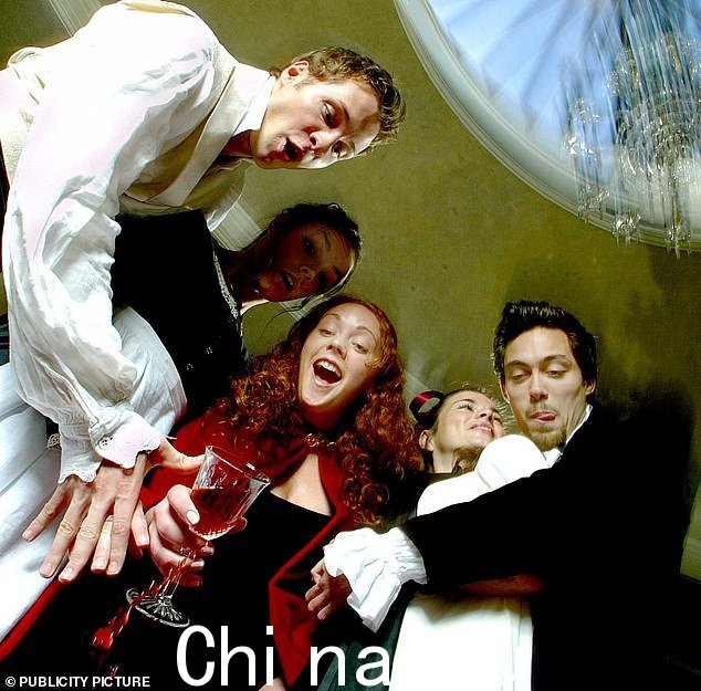这位明星也积极参与戏剧事业,他的一些第一个角色是在《血与冰》和亚瑟·米勒的《推销员之死》等戏剧中