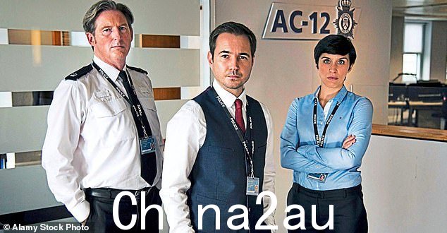 声名鹊起:Adrian(左)与 Martin Compston 和 Vicky McClure 一起出演《Line Of Duty》