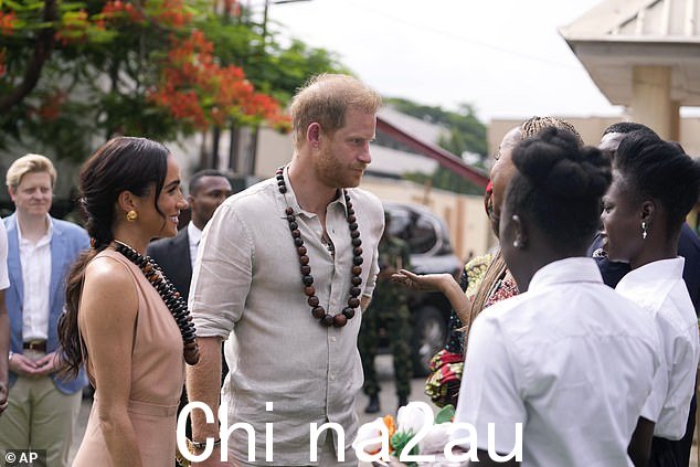公爵夫人和公爵都戴着串珠项链,而哈利则低调地穿着奶油色衬衫和裤子组合