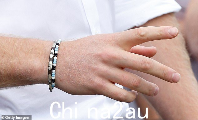 当新女友梅根·马克尔被发现戴着哈里王子的蓝色串珠手链时,引起了猜测