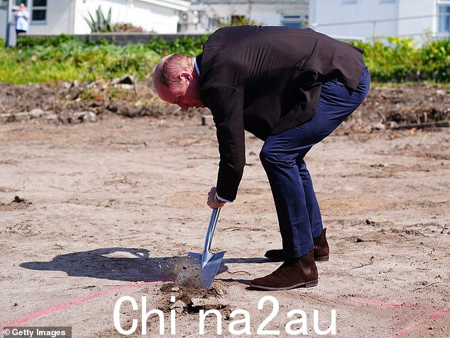 从不畏惧身体上的挑战,王子开始挖掘以标记建筑开始的位置
