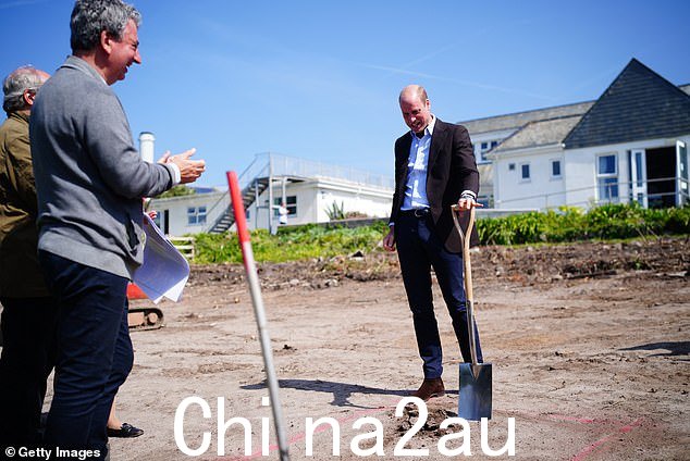 41岁王室成员的挖掘受到了一轮应用劳斯,岛上新设施的工作即将开始
