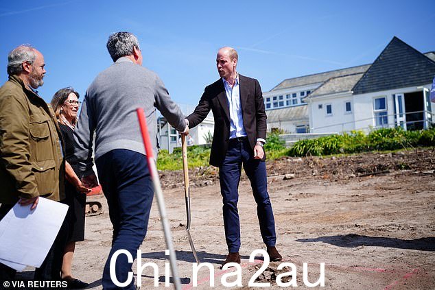 王子随后参观了圣玛丽社区医院,与工作人员会面,并听取了有关将在康沃尔公爵领地拥有的邻近土地上建造一个新的综合健康和社会护理设施的消息