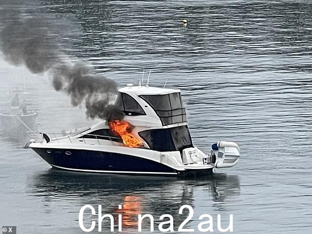 一名码头工人因吸入烟雾在现场接受治疗。他们已被释放