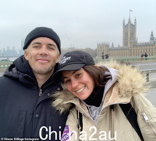 Amy 在黄金海岸遭到抛售,四年前,她第一次谈到搬到悉尼,以靠近她的音乐品牌索尼在悉尼的总部。图为:Amy 和丈夫 Shane Billings,负责管理 ARIA 奖得主的职业生涯 Down Under