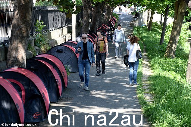 都柏林人感到愤怒,因为他们辛苦赚来的税款都花在了移民上,而对当地社区没有明显的好处
