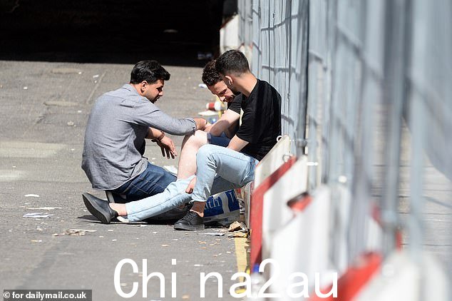 都柏林移民保护办公室外的场景,上周在外面搭起帐篷的寻求庇护者已被转移
