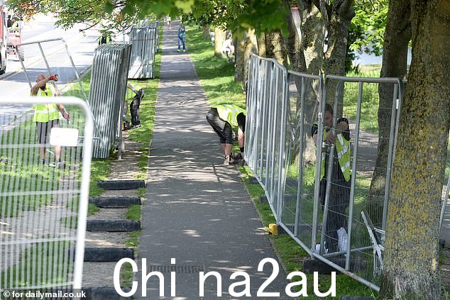 随着爱尔兰政府通过挖掘机拆除都柏林的“棚户区”,居住在其中的人们被赶出