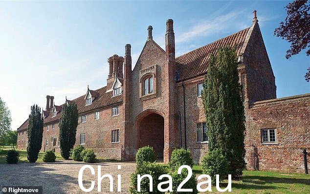 这座位于诺维奇 Hales Green 的一级保护都铎乡村住宅,售价 390 万英镑,由第一太平戴维斯房地产经纪人出售