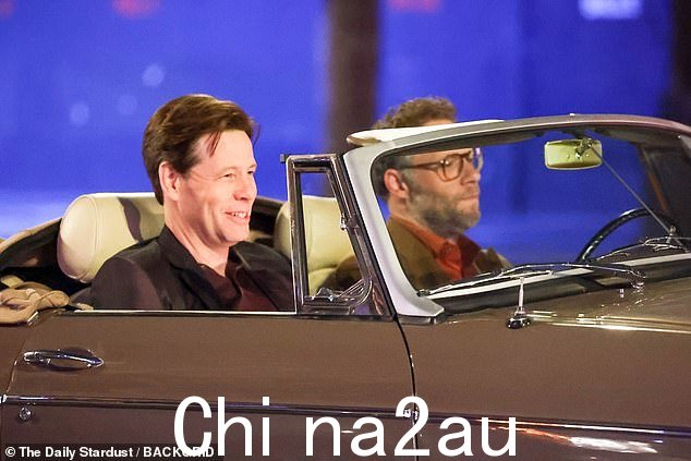 罗根饰演的角色一脸严肃严肃,而巴林霍尔兹则露出了灿烂的笑容,就像刚刚大笑一样