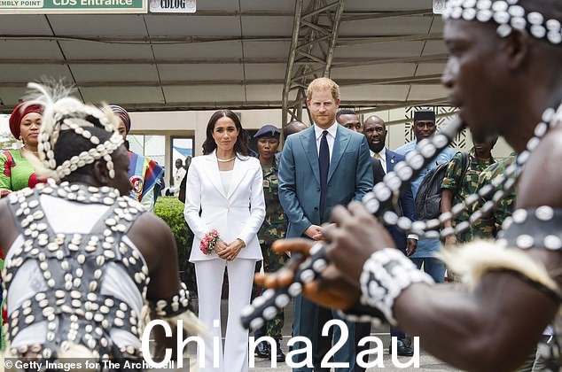 哈里和梅根抵达尼日利亚时受到了摇滚明星般的欢迎,人群聚集在一起迎接他们,军方铺上了红地毯