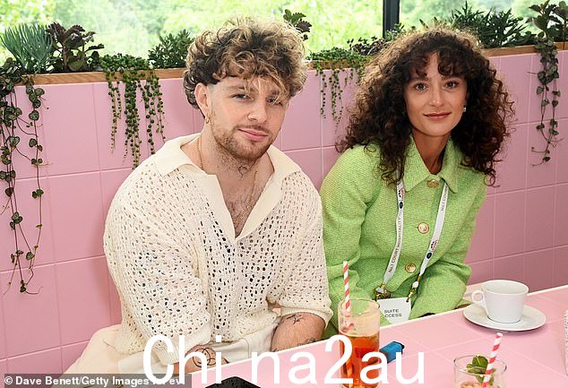 汤姆·格伦南 (Tom Grennan) 和他的未婚夫丹妮拉·卡拉图罗 (Danniella Carraturo) 据报道将于本周末在巴利阿里群岛的一处豪华庄园喜结连理