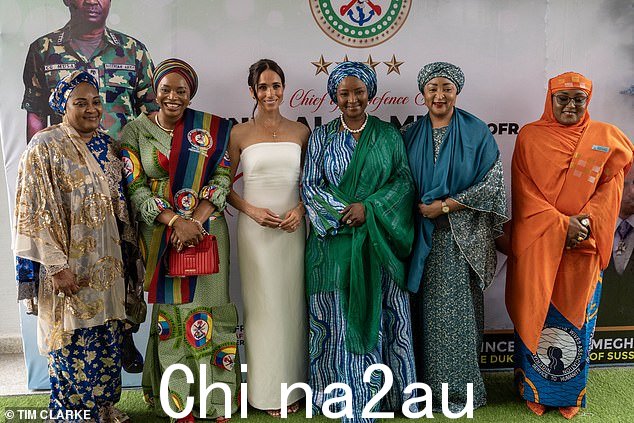 梅根在尼日利亚阿布贾参加与国防部长共进午餐时,被拍到与其他五位女性晚宴嘉宾坐在一起