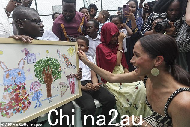 当梅根被她崇拜的年轻粉丝赠送一幅画时,她感到非常兴奋