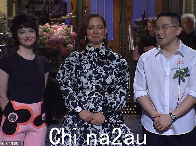 表演前,鲁道夫与演员鲍文·杨和莎拉·谢尔曼一起祝她母亲节快乐,并称她为“母亲”