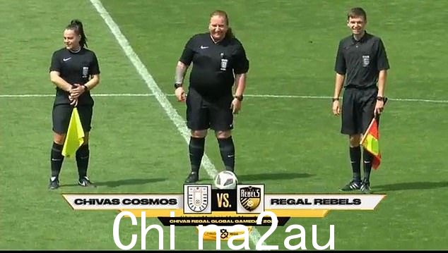 克拉克在 Chivas Cosmos 与 Regal Rebels 的比赛中担任裁判