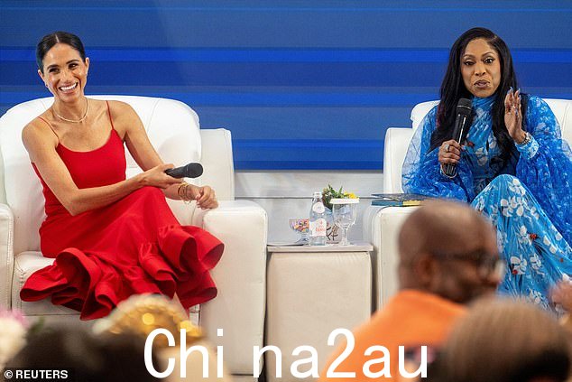苏塞克斯公爵夫人梅根·马克尔在周六活动期间与 Mo Abudu 合影