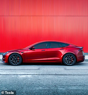 特斯拉 Model S(如图)长度超过 5 米,这意味着它在一些议会运营的公共停车场“无法停车”