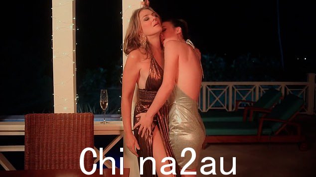 达米安 (Damian) 执导伊丽莎白 (Elizabeth) 引起了很多争议她与联合主演 Pear Chiravara 的女同性恋性爱场面,后者 28 岁,比她小 30 岁