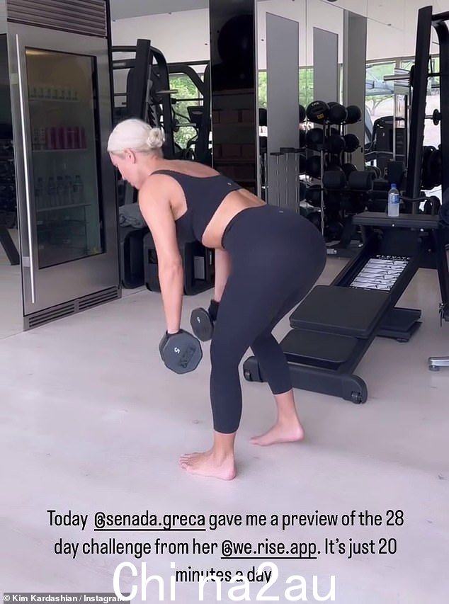 Kim 多年来一直与私人教练 Senada Greca 一起锻炼,她在视频中标记了负责她健美腹肌和身体的女性