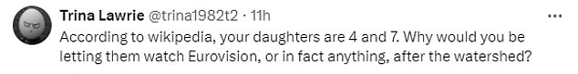 其他人还指出,英国的演出是在晚上 9 点电视分水岭之后,并质疑 Lembit 如果如此愤怒,为什么还允许他的孩子观看演出