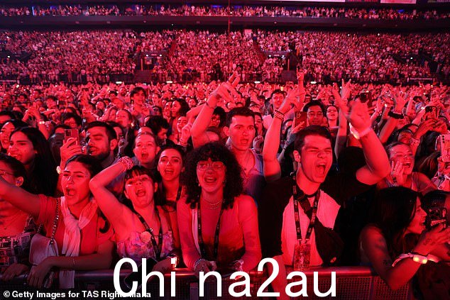 尚不清楚照片拍摄于当晚的什么时间以及演出是否开始