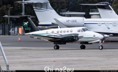 一架起落架出现问题的飞机在纽卡斯尔机场上空盘旋数小时后成功着陆