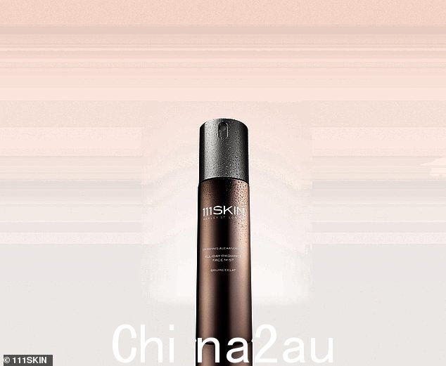 使用 111SKIN 的全日焕采喷雾,随时随地焕发容光焕发的肌肤,非常适合保湿、定妆或随时随地提神