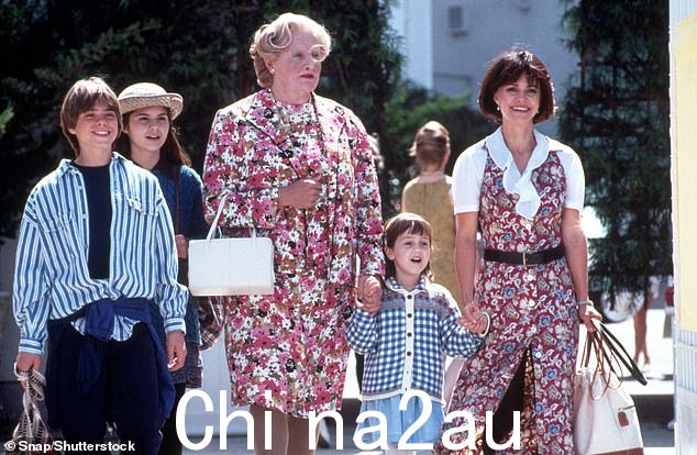 这部电影还由 Sally Field、Lisa Jakub 和 Mara Wilson 主演