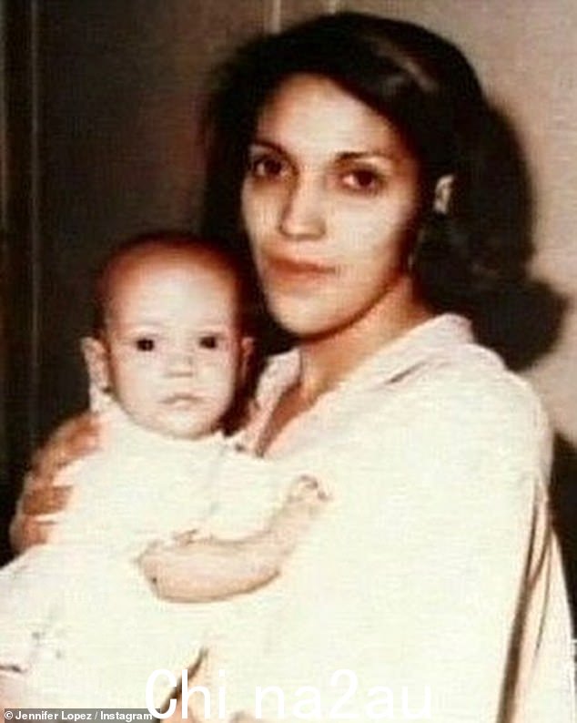 詹妮弗·洛佩兹 (Jennifer Lopez) 与她的母亲瓜达卢佩 (Guadalupe) 一起拍摄了一张非常罕见的婴儿照片。这位歌手和她的母亲正在庆祝母亲节