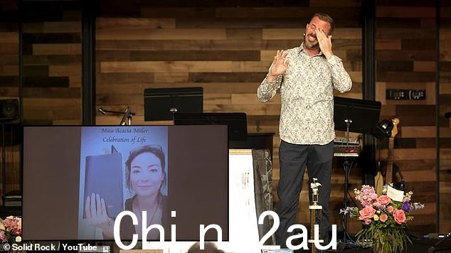 米勒一边擦眼泪,一边告诉哀悼者,自从她去世后,他在一周内四次去太平间探望她的尸体,并曾试图将她从死里复活