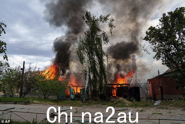 俄罗斯空袭乌克兰沃夫昌斯克后住宅着火