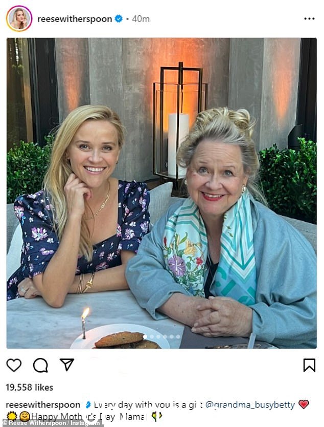 Reese Witherspoon,48 岁,周日在一篇甜蜜的母亲节帖子中向她的母亲 Betty Reese 致敬