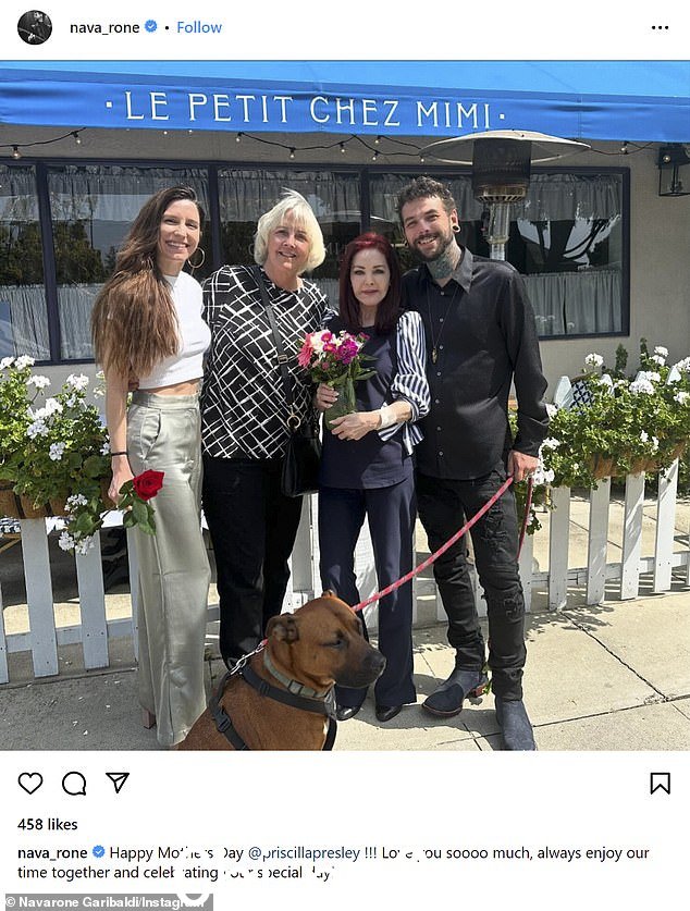 Riley 支付了 100 万美元的和解金和 40 万美元的法律费用她的祖母 Priscilla Presley(右二)辞去了这一职务,她与 37 岁的儿子 Navarone Garibaldi(右)在圣莫尼卡的 Le Petit Chez Mimi 度过了母亲节