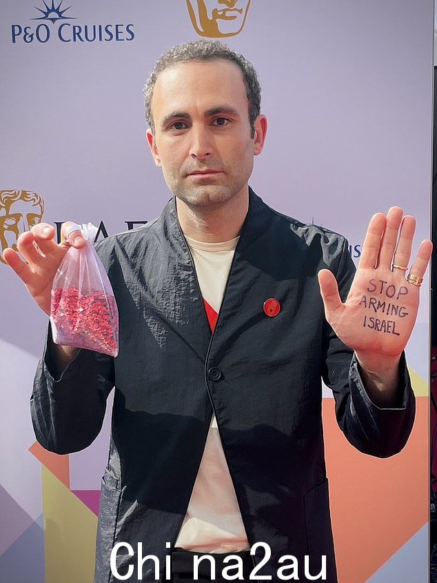 Khalid Abdallaa,43 岁,在 Netflix 节目中扮演戴安娜王妃已故男友 Dodi Fayed,他还举着一个装有 14,000 个红色亮片的透明袋子,代表每一个在Gaza'