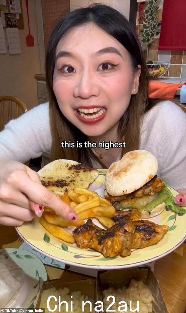 当然,这位影响者无法在不包括 Nando's 晚餐的情况下评价英国外卖,她透露这顿饭花了她 45 英镑