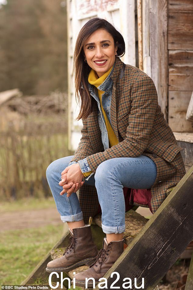 Countryfile 观众可能更习惯看到 Anita(如图)穿着实用的服装,比如这件花呢西装外套和牛仔夹克