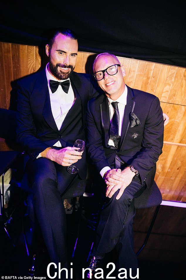 Robert Rinder 和 Rylan Clark 在后台享用一杯汽水