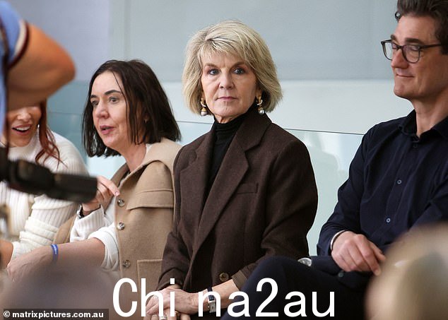 Julie Bishop 周一独自抵达悉尼澳大利亚时装周,当其他嘉宾互相聊天时,她在前排显得很尴尬