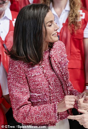 粉色似乎是 Letizia 的首选颜色