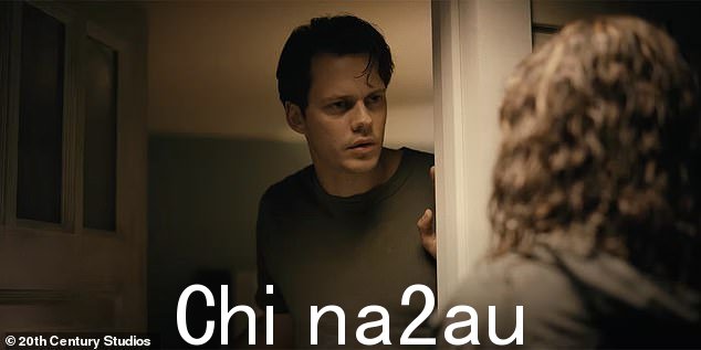 Bill Skarsgård 饰演 Keith,一个住在 Tess 在密歇根租的房子里的男人,以便参加工作面试