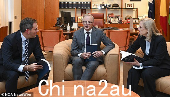 澳大利亚堪培拉,新闻专线照片。 2024 年 5 月 13 日:在 2024 年联邦预算公布之前,总理安东尼·阿尔巴内塞、联邦财政部长吉姆·查尔默斯和财政部长凯蒂·加拉格尔在堪培拉总理办公室提交了 2024-25 年预算文件。图片:NCA NewsWire / Martin Ollman