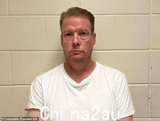 James Stone,53 岁,在凯蒂汤普金斯高中任教,因 10 项持有和制作儿童色情制品罪名被拘留