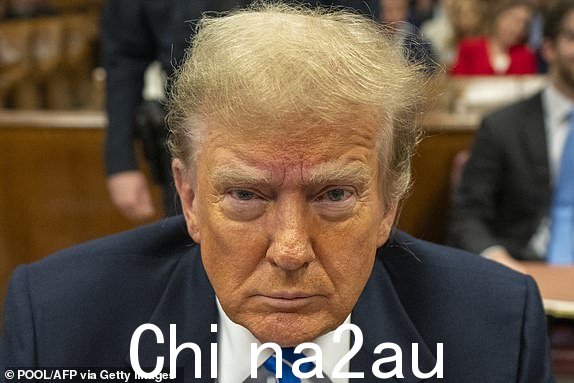 TOPSHOT - 2024 年 5 月 13 日,美国前总统唐纳德·特朗普在纽约市曼哈顿刑事法院旁听涉嫌掩盖封口费的刑事审判。唐纳德·特朗普在纽约的刑事审判预计将听取他的陈述前律师、后来成为施虐者的迈克尔·科恩周一作证,指控他在掩盖婚外情的行为中所扮演的角色(摄影:Steven Hirsch/POOL/法新社)(摄影:STEVEN HIRSCH/POOL/AFP via Getty Images)。 height=